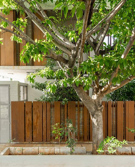 The Weathered House Design - front yard