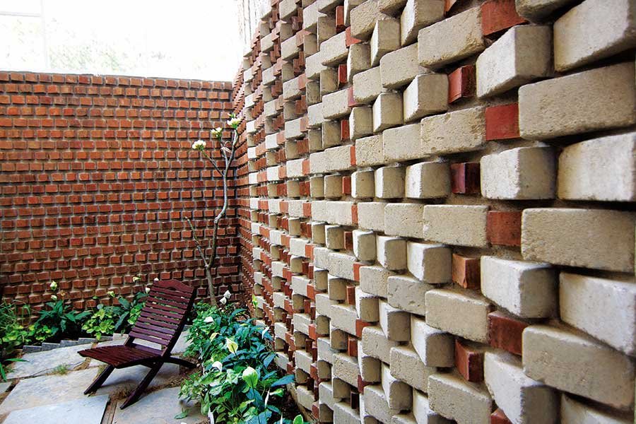 Rear courtyard corner space - stack house design