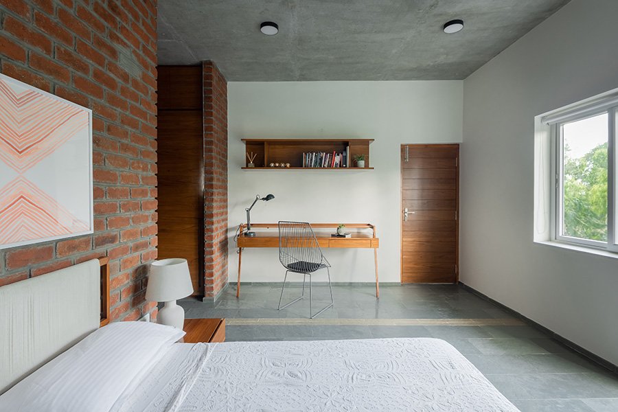 big-small-house-design- office room